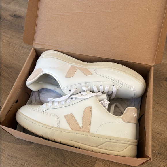 NEW Veja Women’s White Leather V-12 Sneakers with Beige Suede Accents - Picture 8 of 10